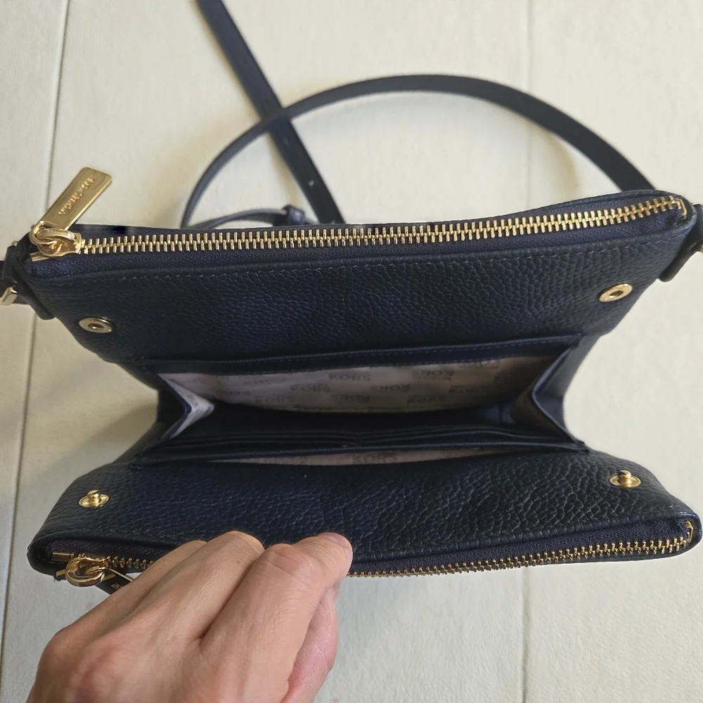 Michael Kors Double Zipper Crossbody/Sling Wallet - Picture 5 of 9